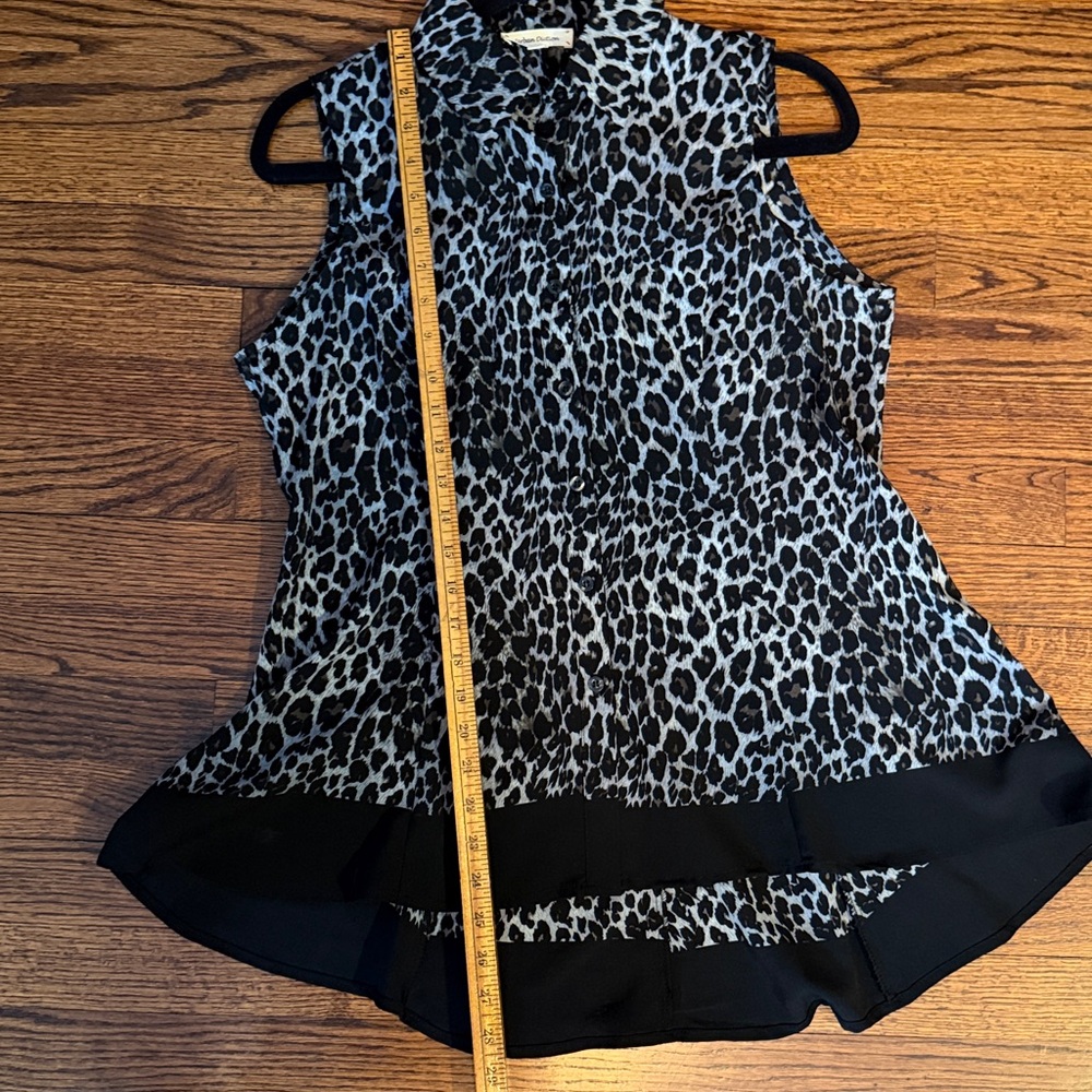 URBAN DICTION Leopard Print Sleeveless Button Down Top - Picture 6 of 6
